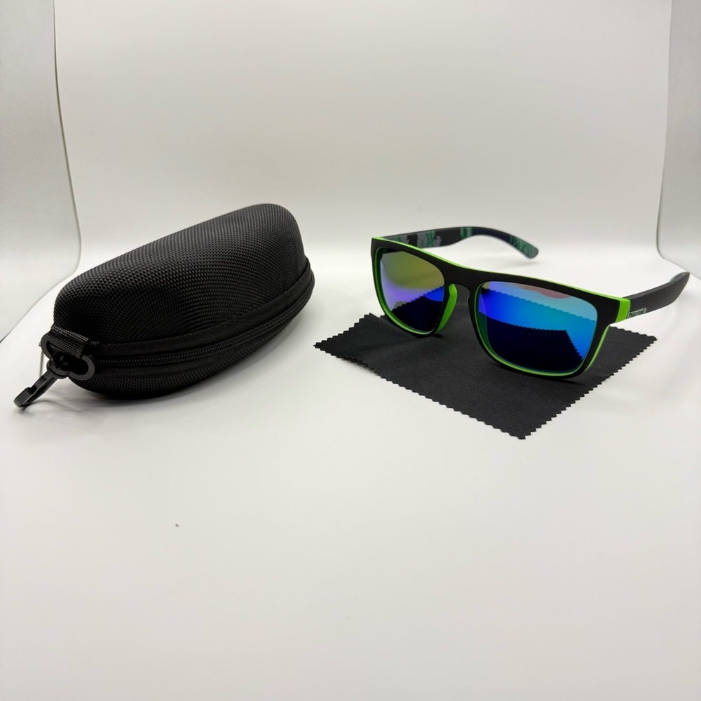 Fresh and Stylish Polarized Glass with Contrast Colors, PC Frame.